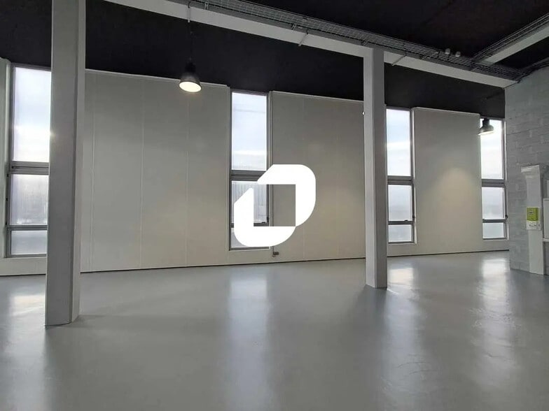 Flex in Bordeaux for lease - Building Photo - Image 3 of 9