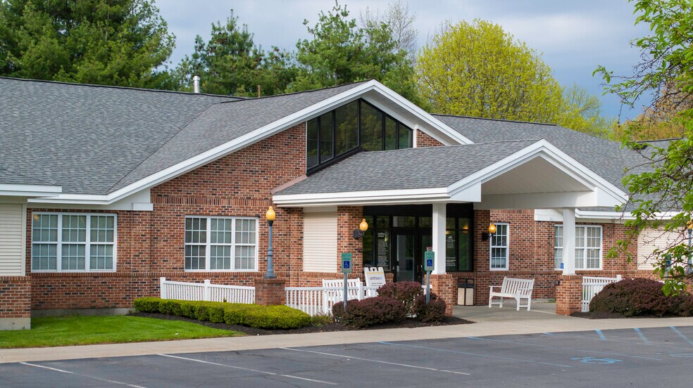 5 Care Ln, Saratoga Springs, NY à vendre - Photo du bâtiment - Image 2 de 15