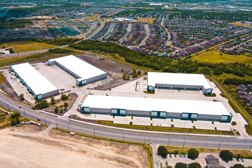 5930-6010 Eisenhauer Rd, San Antonio, TX à louer - Photo du bâtiment - Image 1 de 2