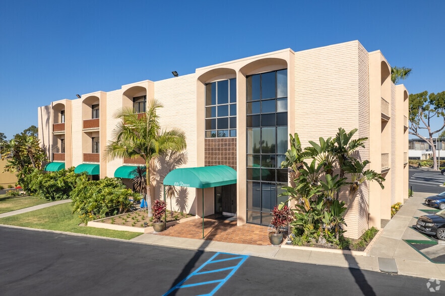 881 Dover Dr, Newport Beach, CA for lease - Building Photo - Image 1 of 6