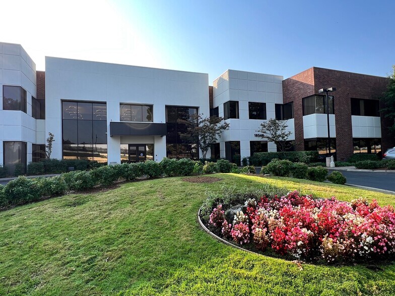 10540 White Rock Rd, Rancho Cordova, CA à louer - Photo du bâtiment - Image 1 de 11