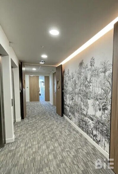 Office in Mérignac for lease - Lobby - Image 2 of 5