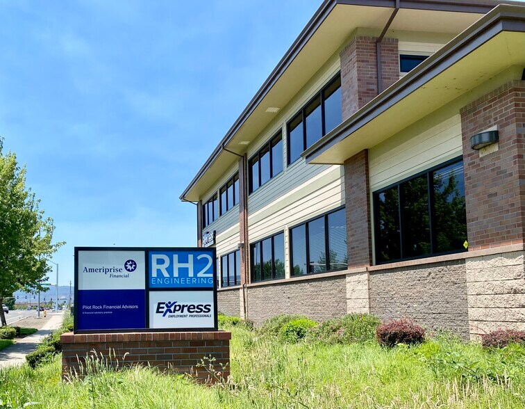 3523 Arrowhead Dr, Medford, OR à louer - Photo du bâtiment - Image 2 de 6