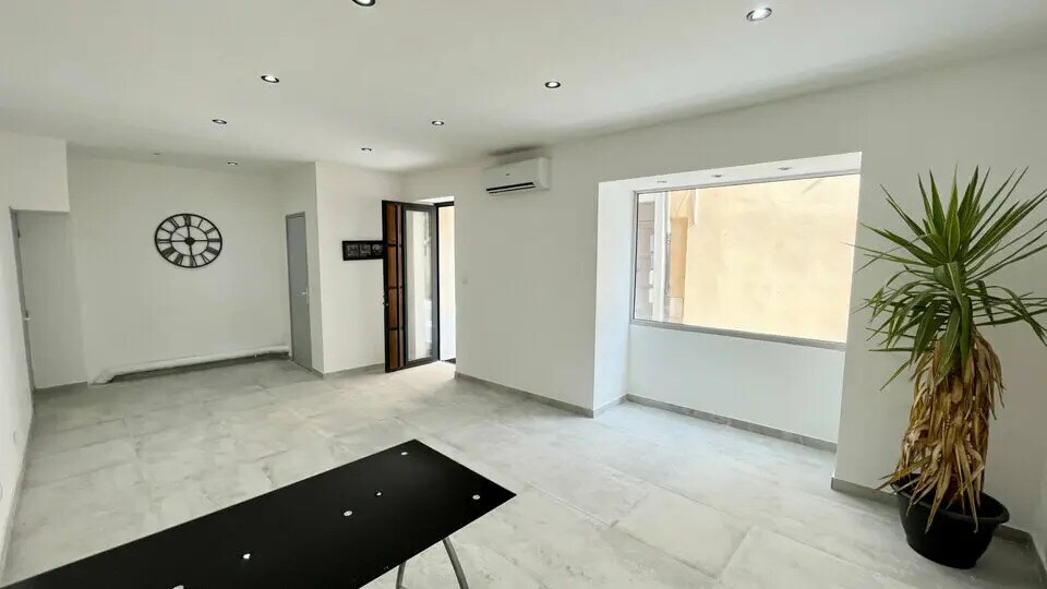 Retail in Carpentras for lease Interior Photo- Image 1 of 6