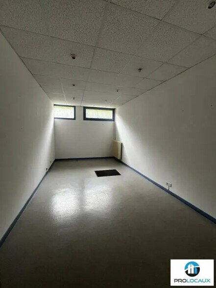 Office in Gouvieux for lease - Interior Photo - Image 3 of 8