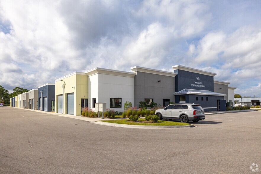 310 N Wickham Rd, Melbourne, FL à louer - Photo du bâtiment - Image 1 de 29