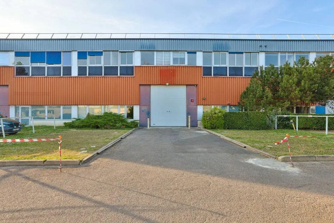 Industrial in Trappes for lease Building Photo- Image 1 of 2