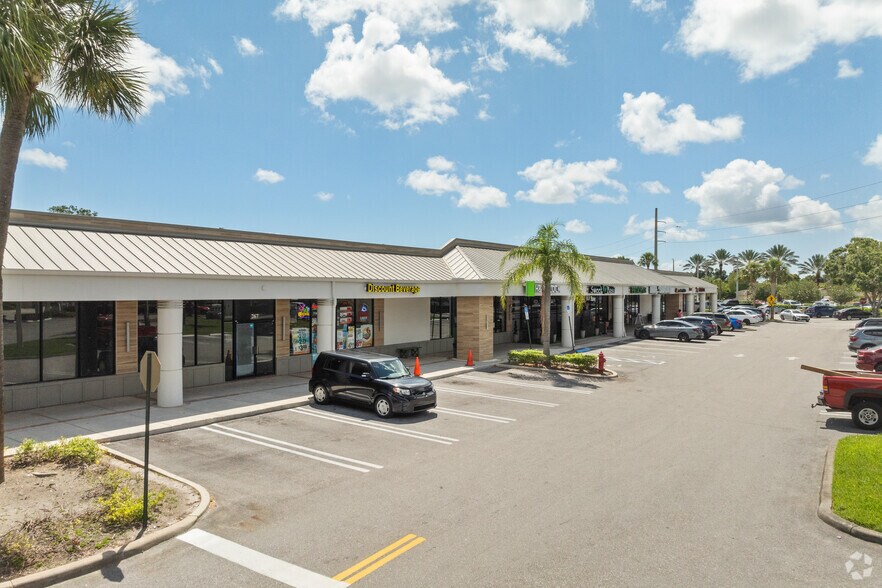 259-327 SE Port St Lucie Blvd, Port Saint Lucie, FL à louer - Photo du bâtiment - Image 2 de 12
