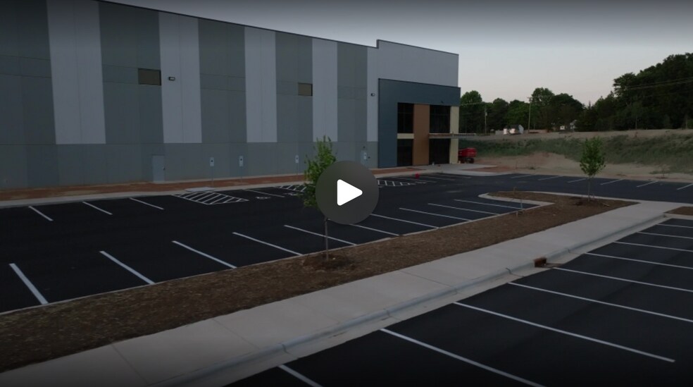 4245 Envision Dr, Winston-Salem, NC à louer - Vidéo sur l’inscription commerciale - Image 2 de 12