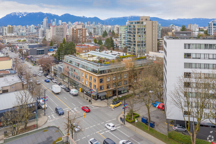 3050-3088 Granville St, Vancouver, BC à vendre - Photo du bâtiment - Image 3 de 4