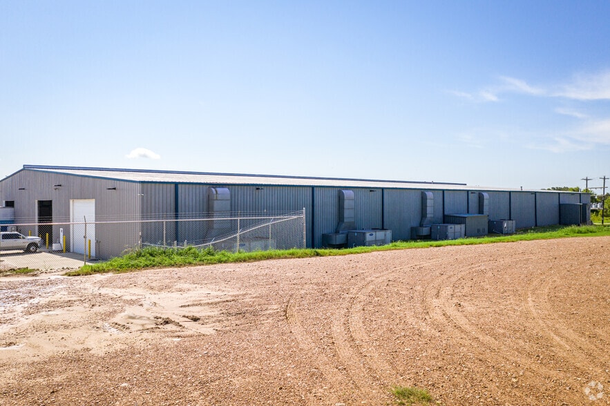 1402 E Hacienda St, Bellville, TX for lease - Building Photo - Image 2 of 9