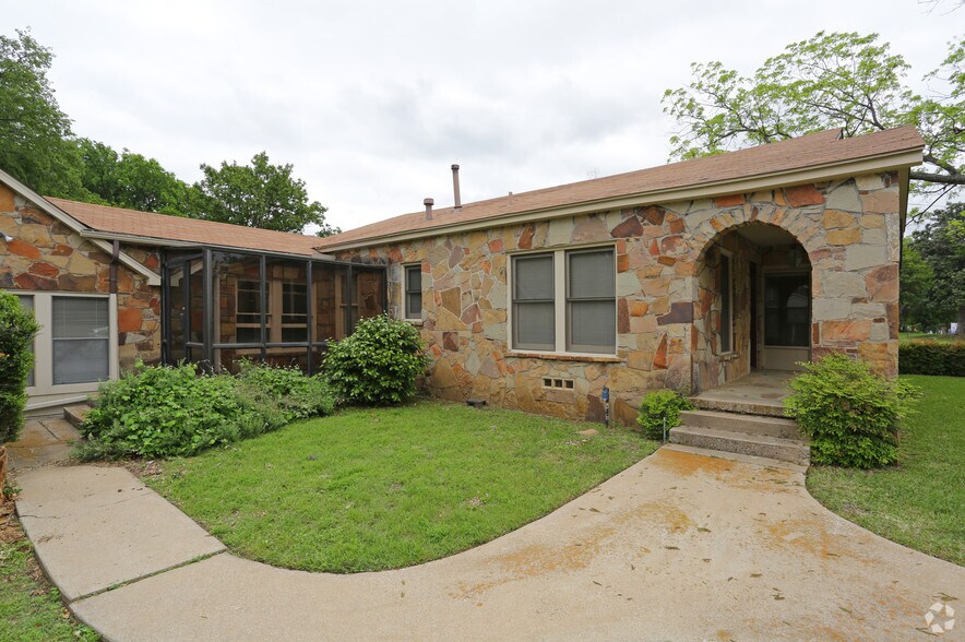 1311 W Abram St, Arlington, TX à louer - Photo du bâtiment - Image 2 de 6