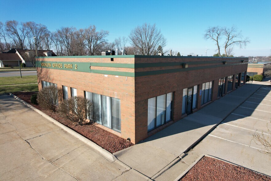 6901 Hickman Rd, Urbandale, IA à vendre - Photo du bâtiment - Image 3 de 6