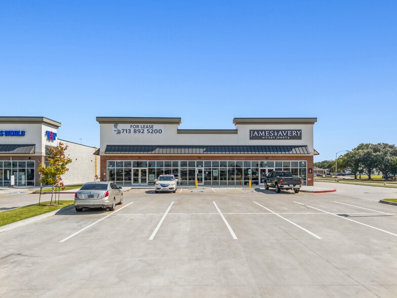 Central Mall Shoppes portfolio of 2 properties for sale on LoopNet.ca - Building Photo - Image 3 of 3