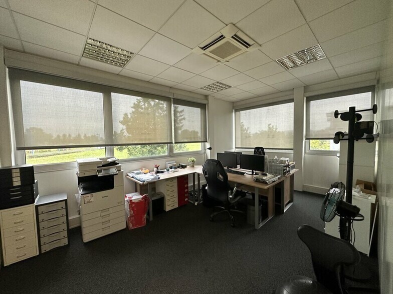 Office in Entzheim for lease - Interior Photo - Image 3 of 12