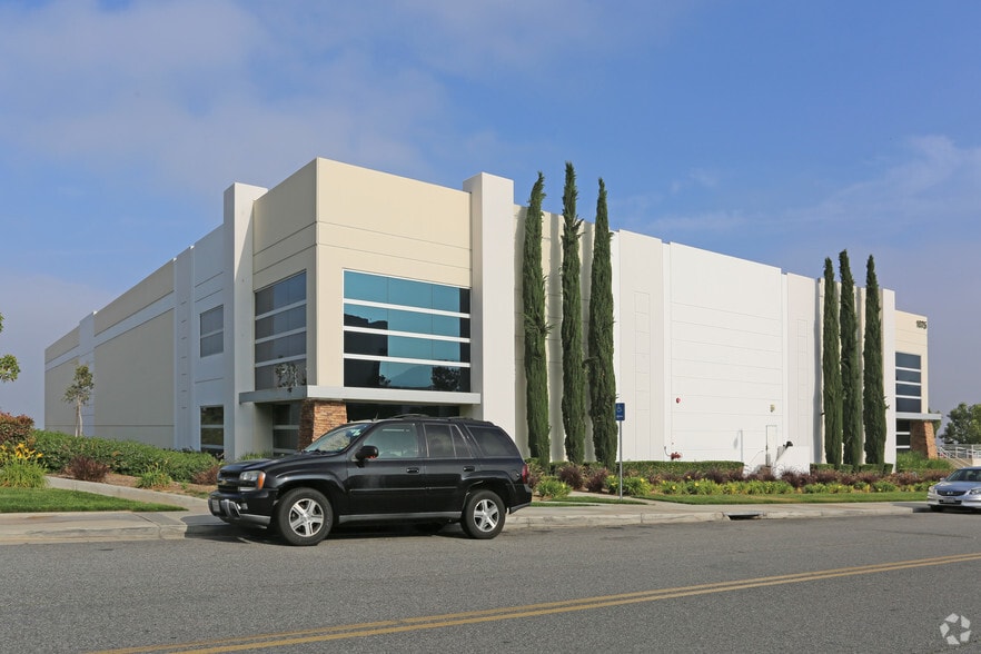 1075 Mount Vernon Ave, Riverside, CA for lease - Building Photo - Image 2 of 3
