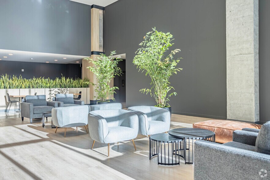 10465 101 St NW, Edmonton, AB à louer - Hall d’entrée - Image 3 de 21