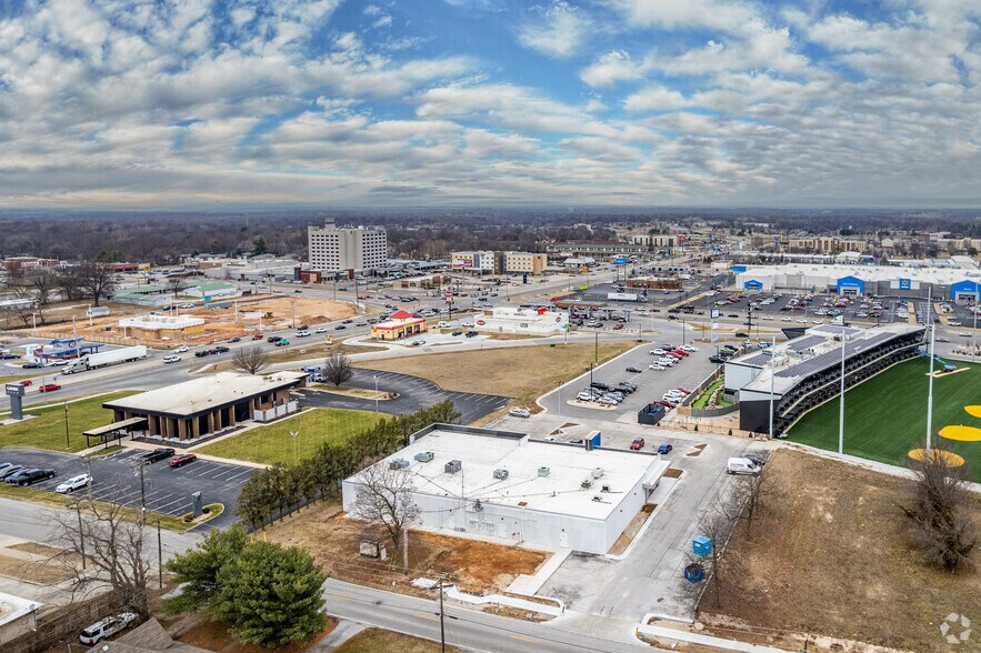 1845 E Turner Blvd, Springfield, MO à louer - Aérien - Image 2 de 4