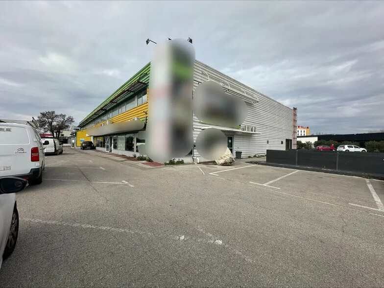 Retail in Marignane for sale - Building Photo - Image 2 of 7