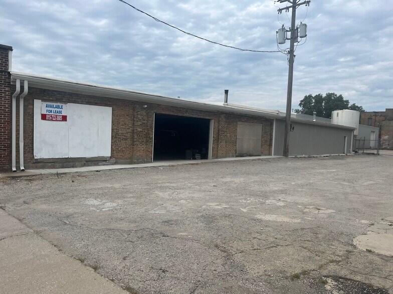 801 E Cass St, Joliet, IL à louer - Photo du bâtiment - Image 3 de 11