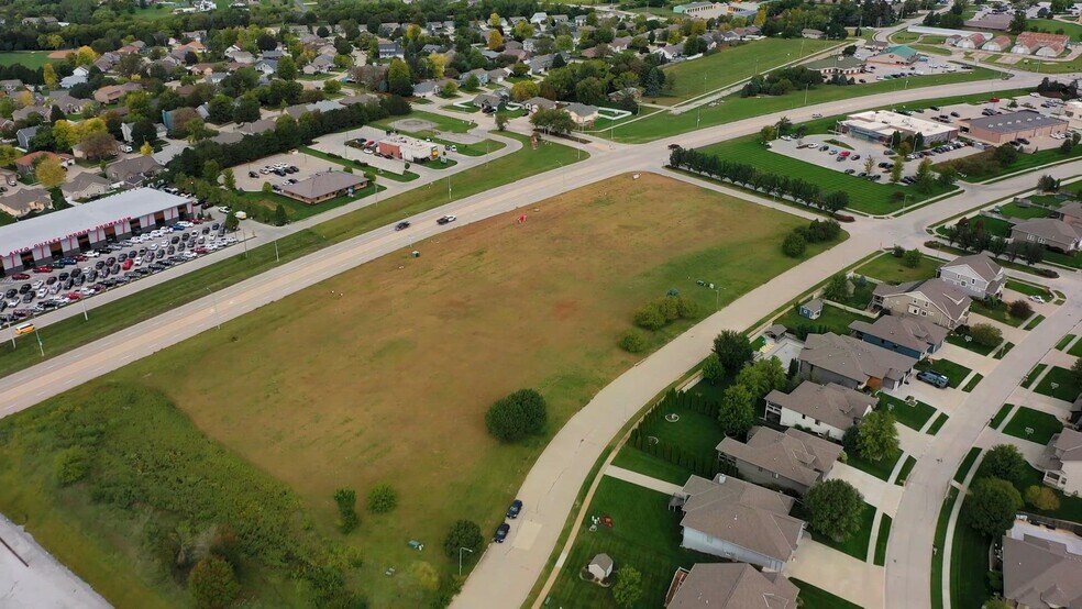 12110 Standing Stone Dr, Gretna, NE à vendre - Vidéo sur l’inscription commerciale - Image 2 de 4