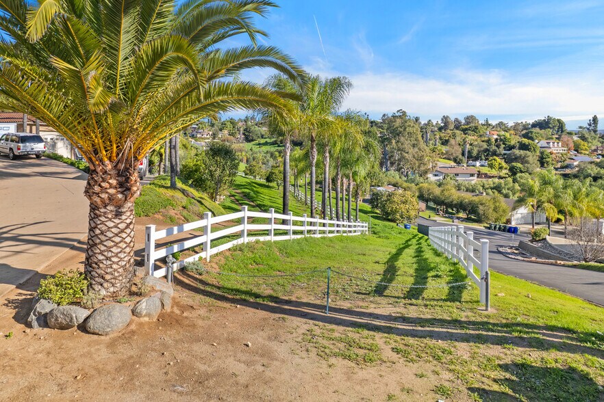 2638 Puebla St, Escondido, CA à vendre - Photo du bâtiment - Image 2 de 10