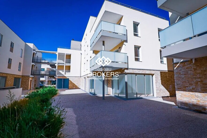 Retail in Pusignan for lease - Building Photo - Image 3 of 3