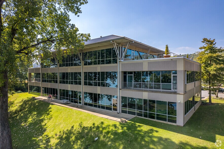 2222 Cottondale Ln, Little Rock, AR à louer - Photo du bâtiment - Image 2 de 6