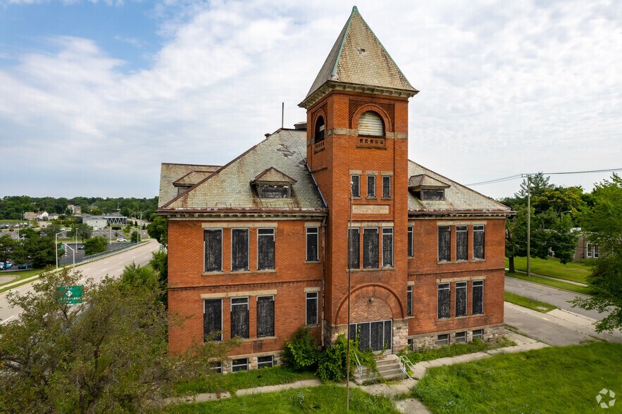 47700 Woodward Ave, Pontiac, MI à louer - Photo du bâtiment - Image 2 de 7