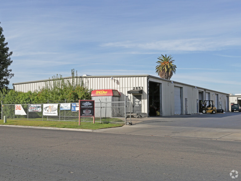 2851 N Sunnyside Ave, Fresno, CA for lease - Primary Photo - Image 1 of 8