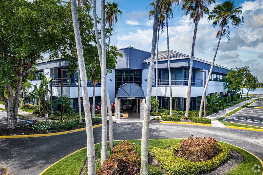 5300 NW 33rd Ave, Fort Lauderdale, FL à vendre - Photo du bâtiment - Image 1 de 7