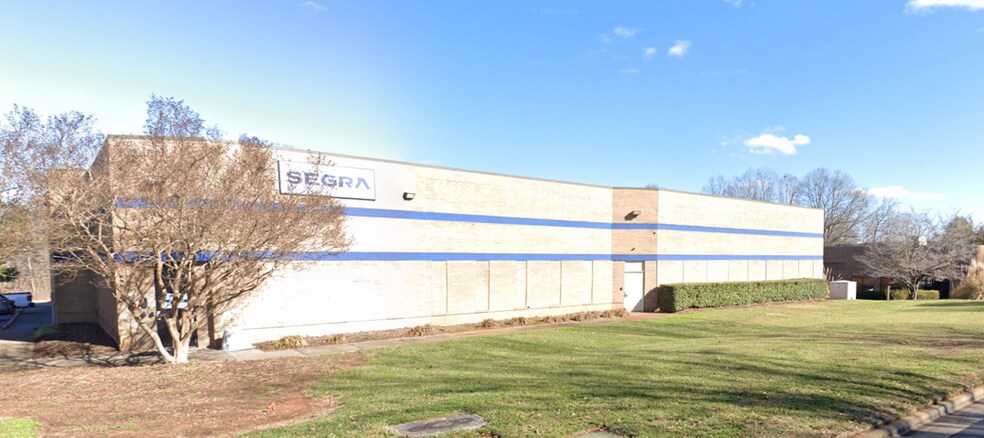 1612 Crossbeam Dr, Charlotte, NC à louer - Photo du bâtiment - Image 2 de 5