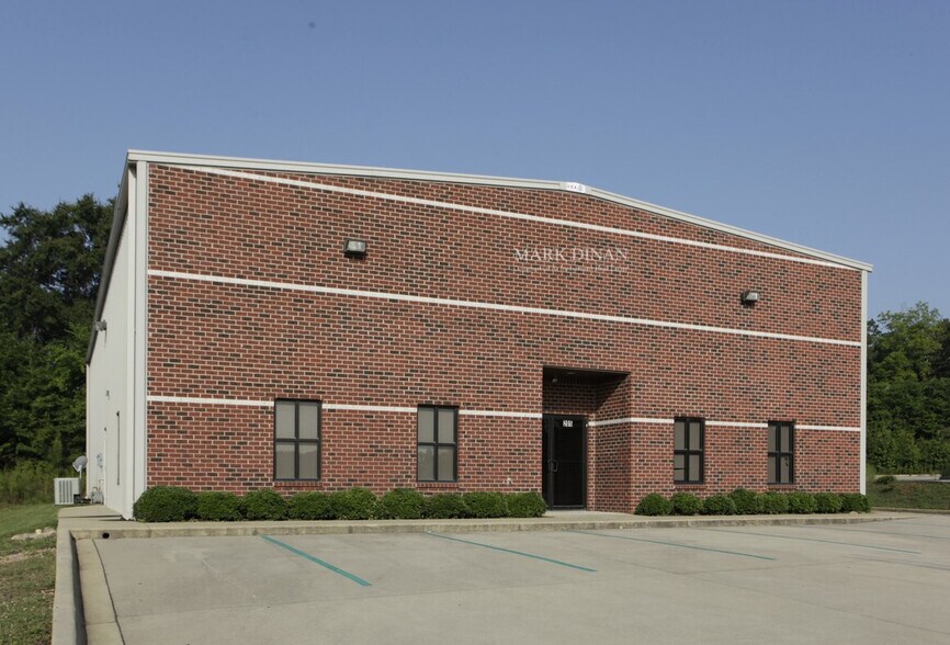 205 Cloverdale Cir, Alabaster, AL for lease - Building Photo - Image 2 of 30