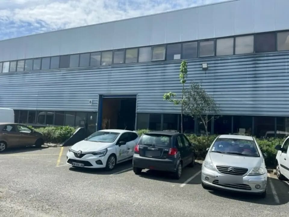 Flex in Cenon for lease Building Photo- Image 1 of 10