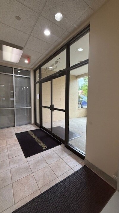 670-698 Berkmar Cir, Charlottesville, VA 22901 - Unité 1 -  - Photo intérieure - Image 1 of 10