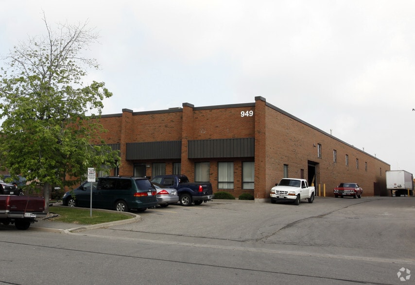 949 Kamato Rd, Mississauga, ON à louer - Photo du bâtiment - Image 2 de 3