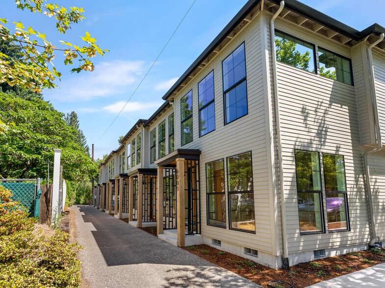 New Construction - 17 Units portfolio of 3 properties for sale on LoopNet.ca - Building Photo - Image 2 of 62