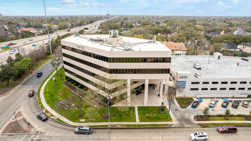 4747 Bellaire Blvd, Bellaire, TX à louer - Photo du bâtiment - Image 3 de 13