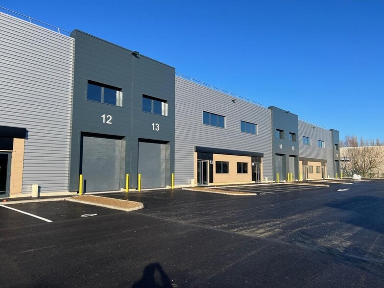 617 Rue Fourny, Buc for lease - Building Photo - Image 2 of 9