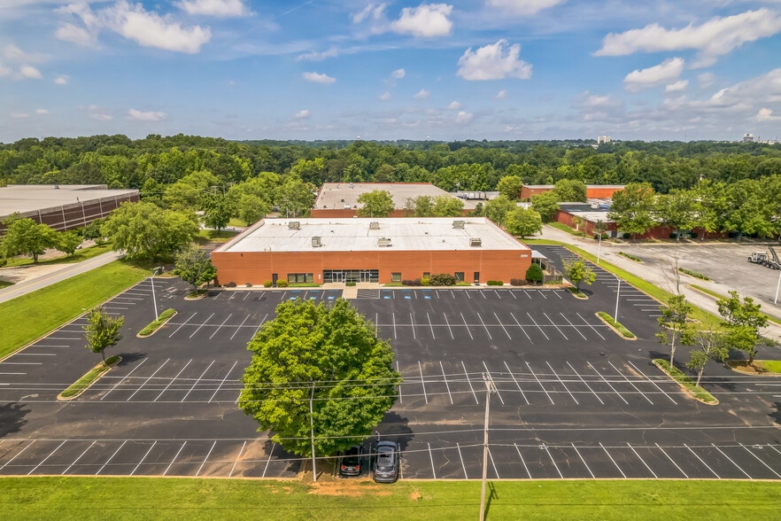 2080 Brentwood St, High Point, NC for lease - Building Photo - Image 3 of 42