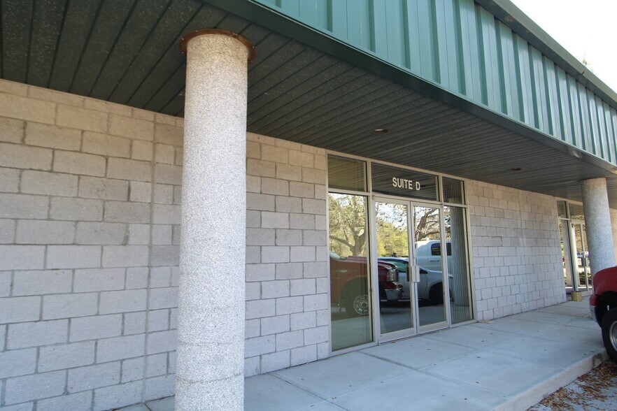 8111 Blaikie Ct, Sarasota, FL à louer - Photo du bâtiment - Image 2 de 2