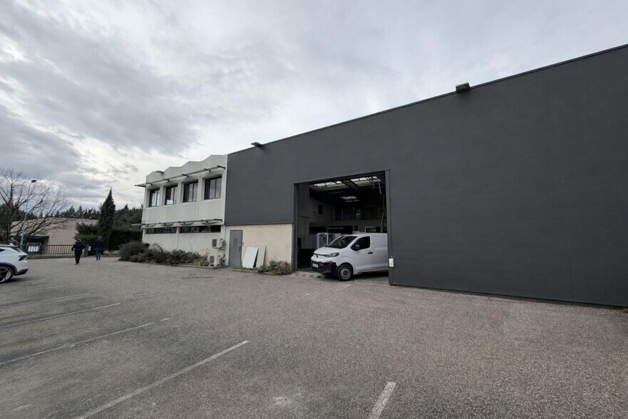 Flex in Dardilly for lease - Building Photo - Image 2 of 14