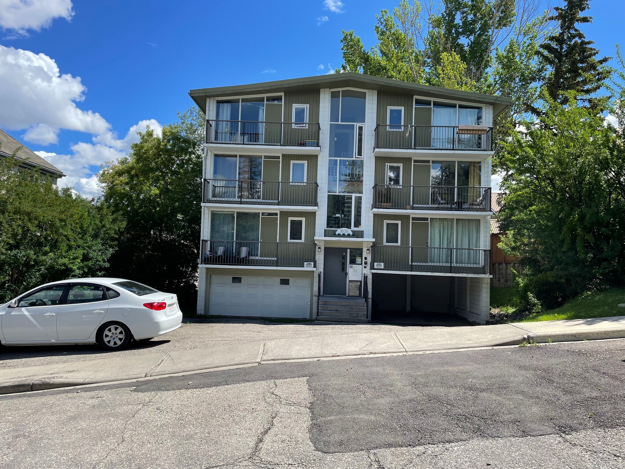 1608 16 St SW, Calgary, AB for sale Primary Photo- Image 1 of 1
