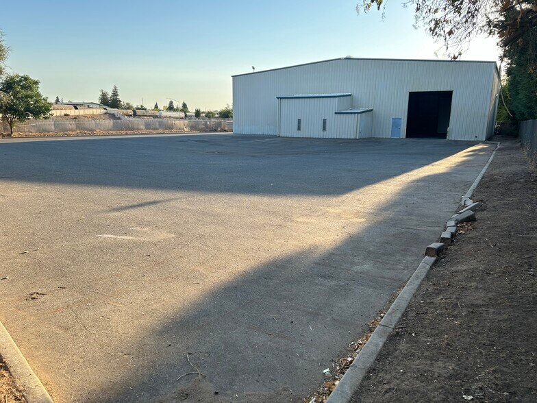 1015 Wakefield Dr, Oakdale, CA for sale - Building Photo - Image 2 of 5