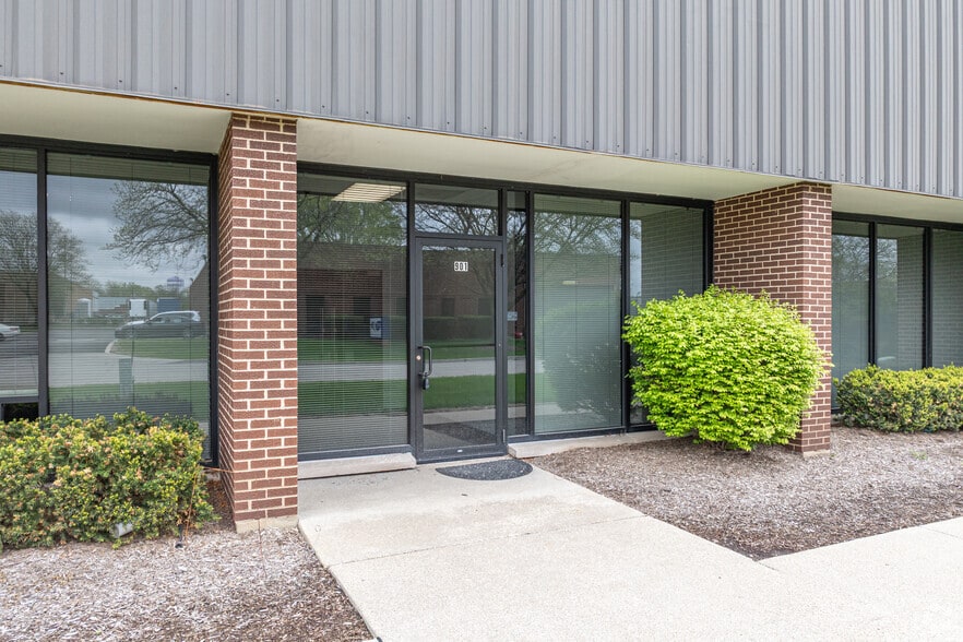 901 N Du Page Ave, Lombard, IL à louer - Photo du bâtiment - Image 2 de 5