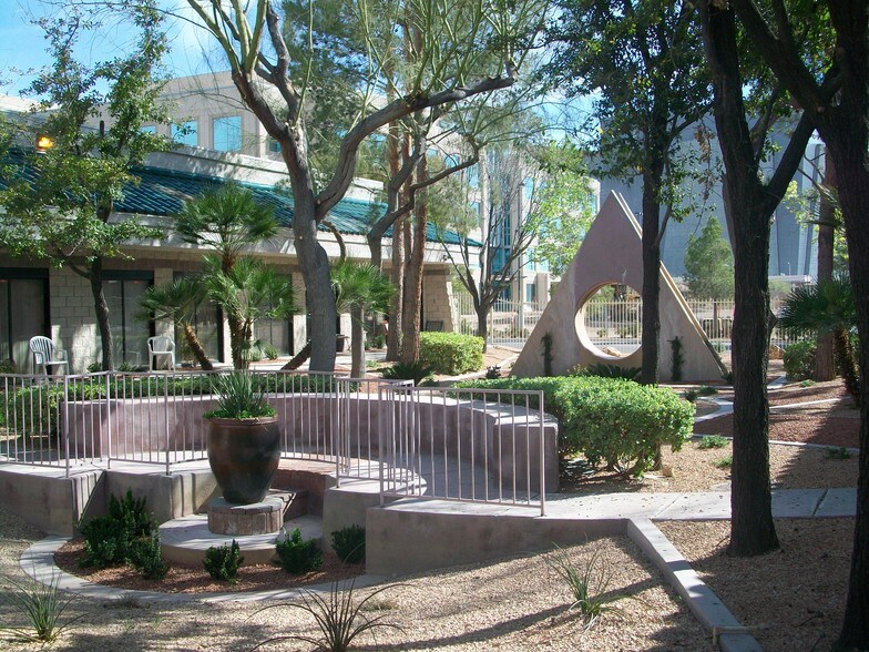 1640 Alta Dr, Las Vegas, NV à louer - Photo du bâtiment - Image 2 de 4