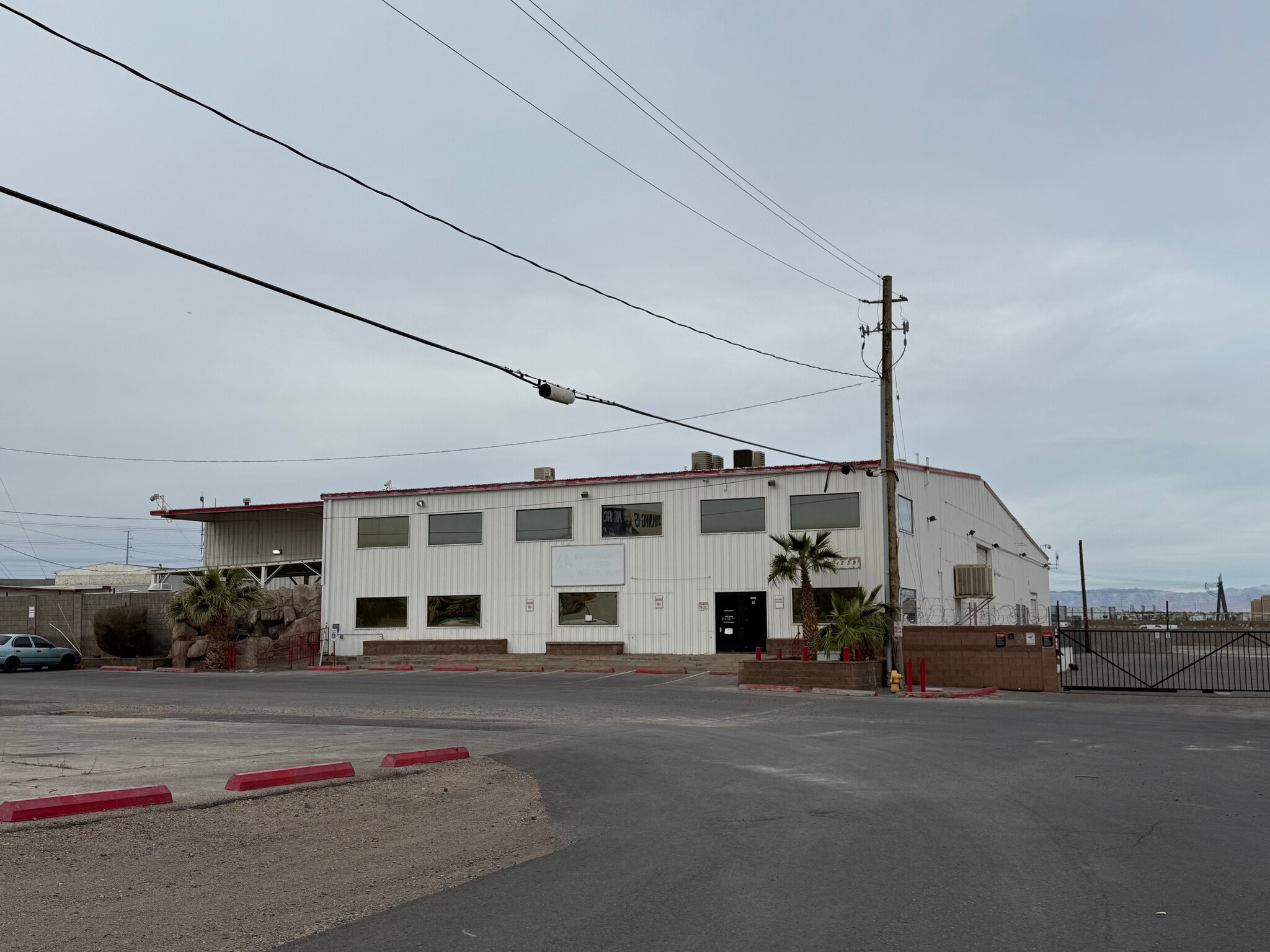 1239 N Boulder Hwy, Henderson, NV à louer Photo du bâtiment- Image 1 de 10