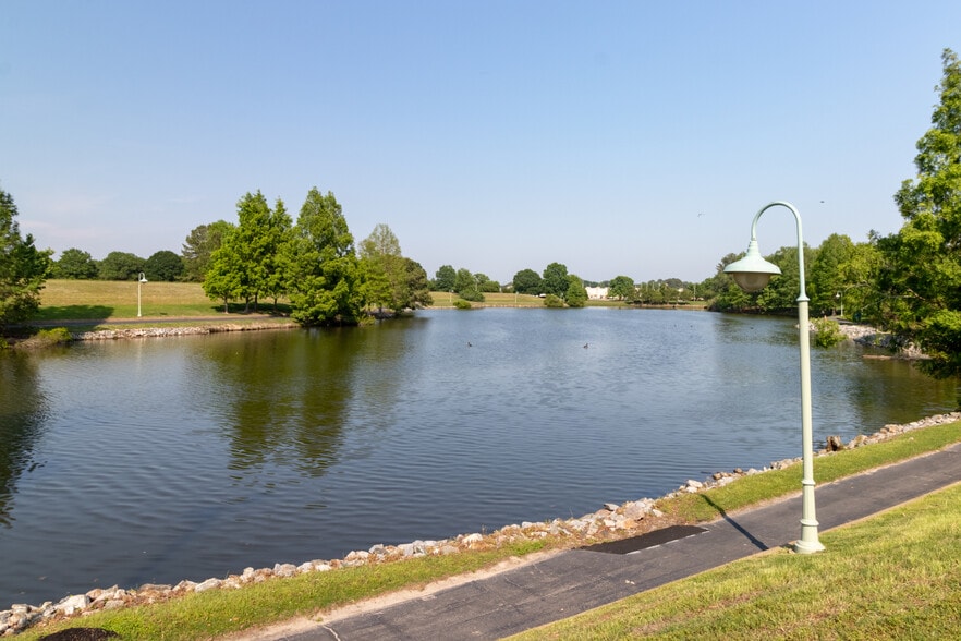 633 Independence Pkwy, Chesapeake, VA for sale - Building Photo - Image 2 of 4