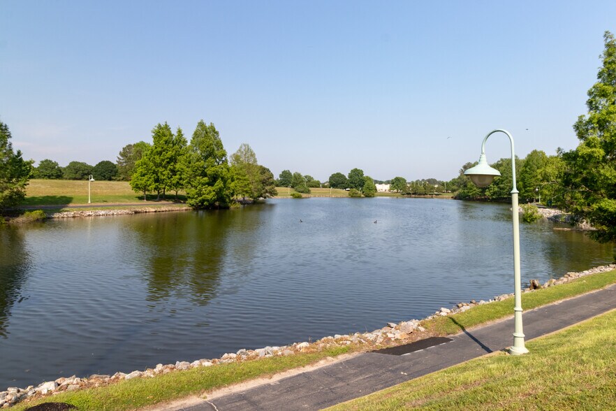 633 Independence Pkwy, Chesapeake, VA à vendre - Photo du bâtiment - Image 2 de 4