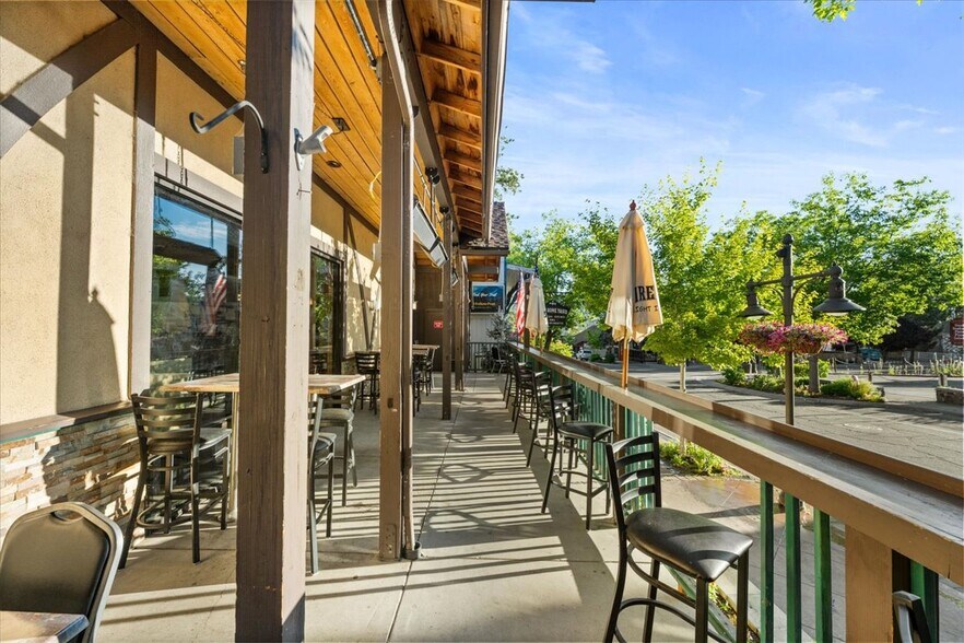 560 Pine Knot Ave, Big Bear Lake, CA à vendre - Photo du bâtiment - Image 3 de 22